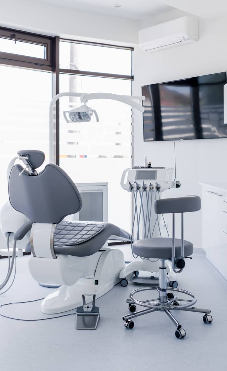 Zahnarzt bei professioneller Zahnersatz-Behandlung mit modernster Technik